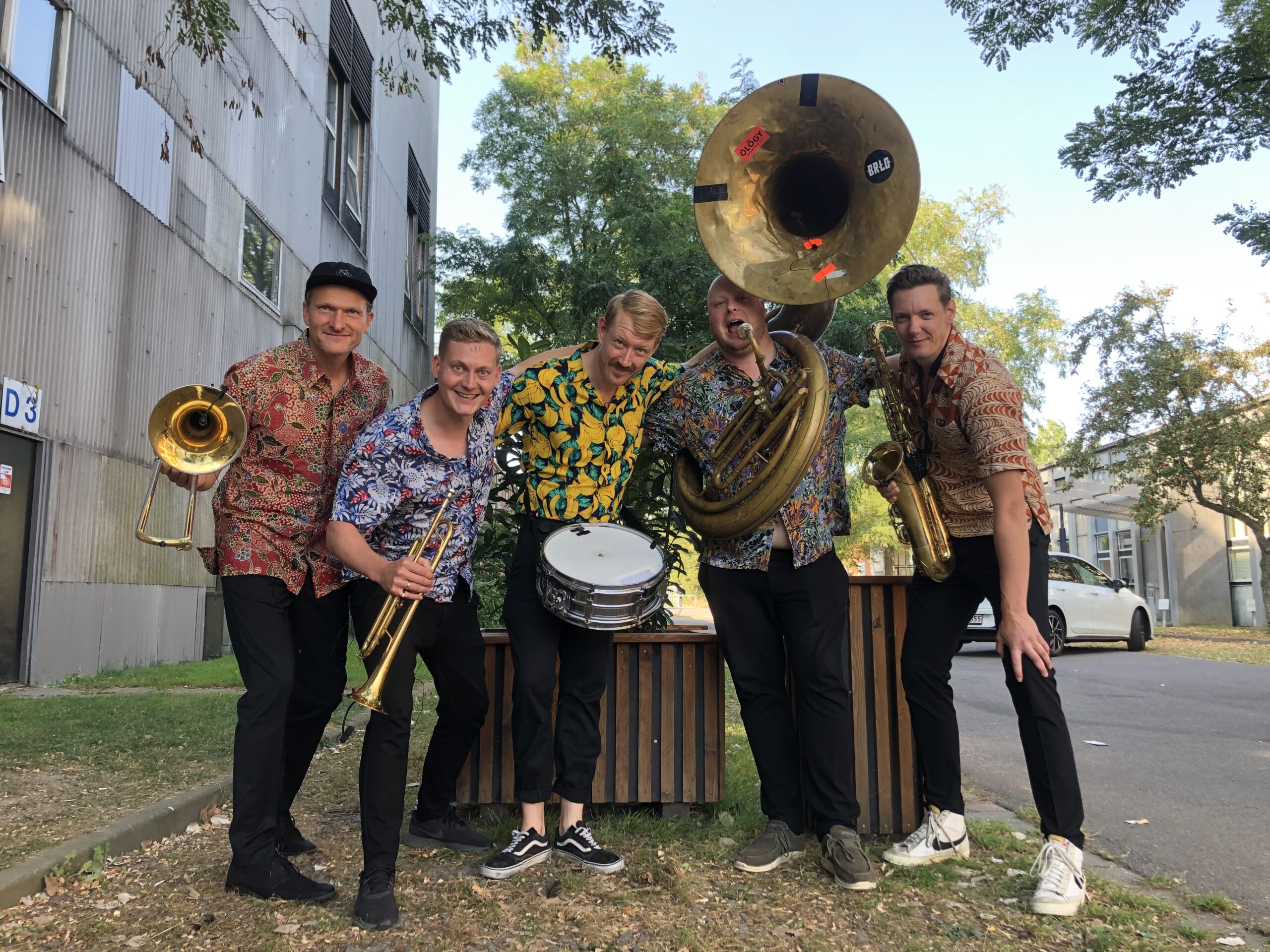 Glade gjester feirer bursdag med levende musikk.