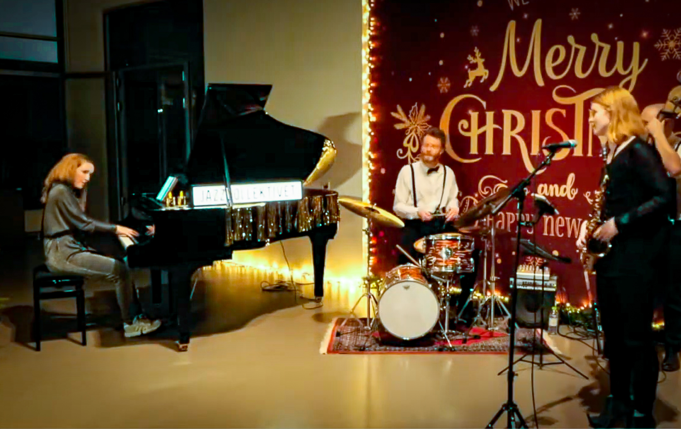 Trummis spelar jazz bakom sitt trumset, fångad i koncentrerat spel under konserten i festsalen.