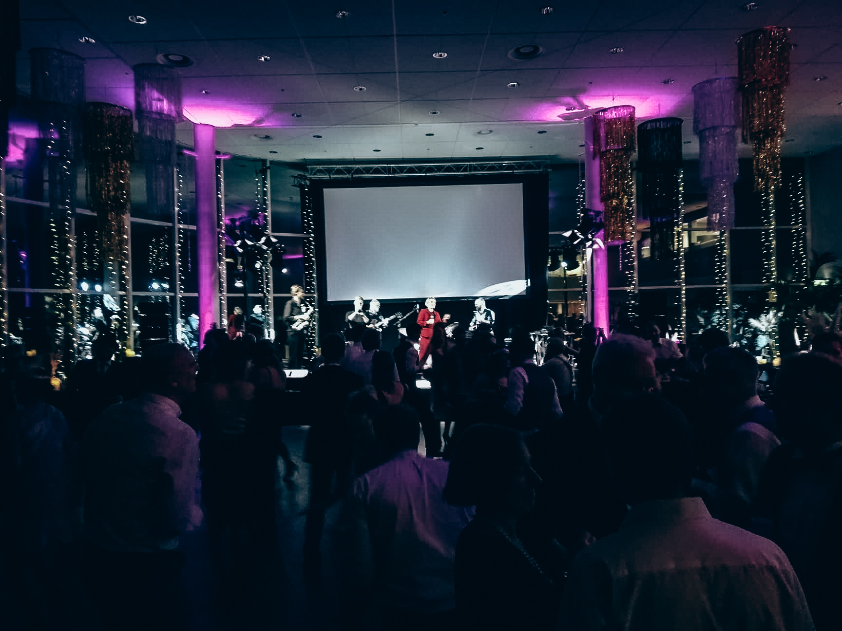 firmafest fest band festlokale lys kjeder scene musikk live dansefest firma hygge kollega julebord beste dansegulv