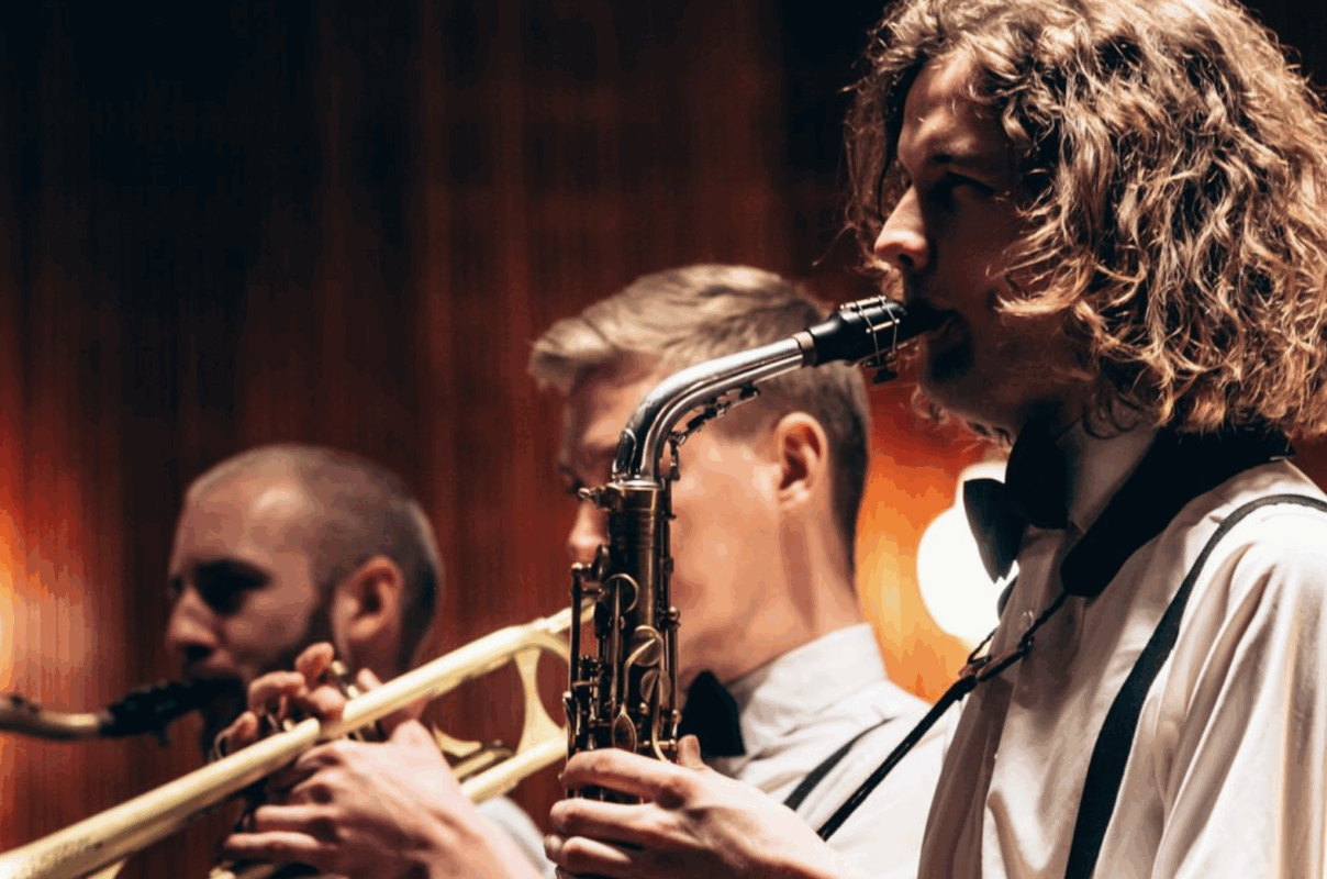 Blæsere spiller swing til gatsby fest