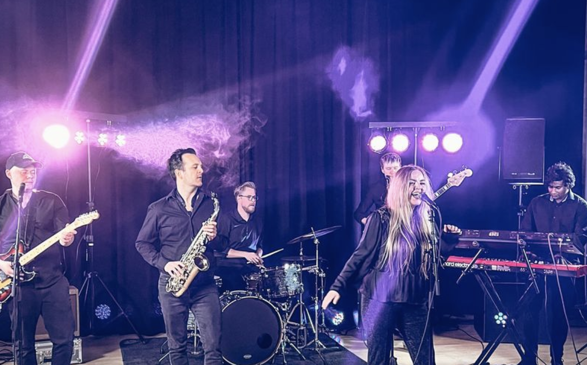 Partymusik, die auf der Betriebsfeier für eine große Tanzfläche sorgt