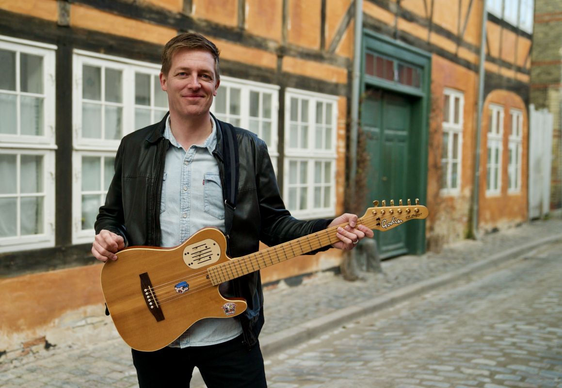 book sanger med guitar guitarist glad mandlig guitarist guitarspiller event booking bryllup mads langer