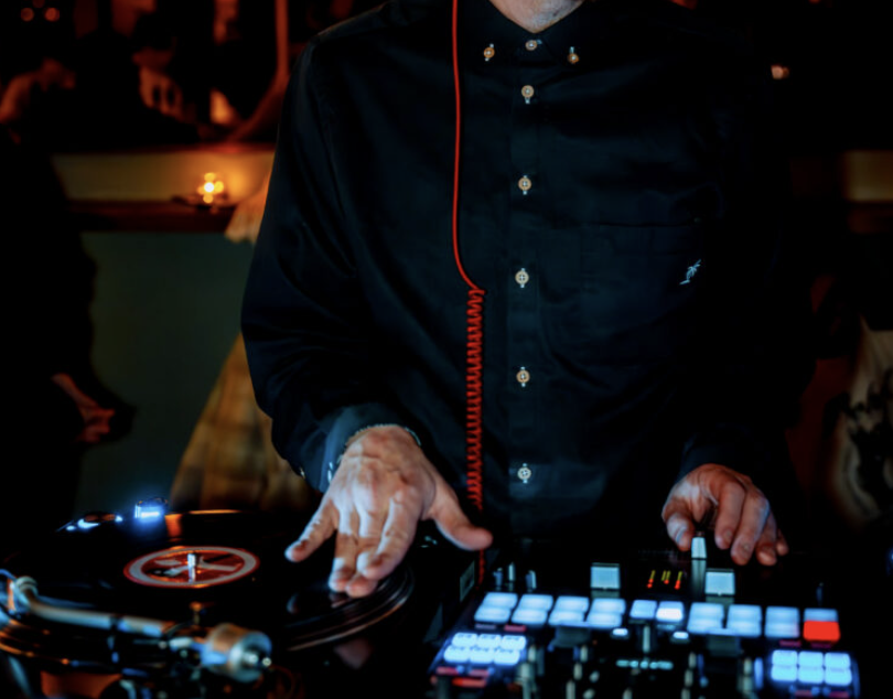 DJ spielt auf einer Party
