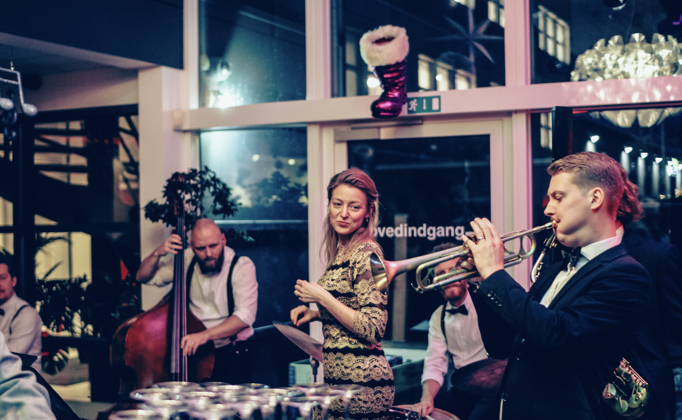 Liveband spiller i en intim setting med publikum tett på, noe som skaper en energisk og autentisk atmosfære preget av interaksjon