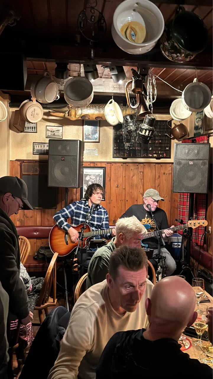Musikere spiller akustiske konserter i en kafélignende setting med publikum tett på, noe som skaper en varm og uformell liveopplevelse